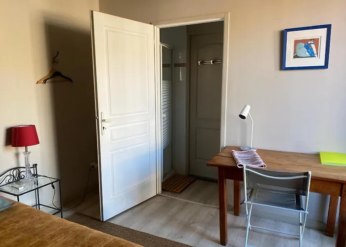 Calme , Proche Du Centre, Grande Terrasse, Petit Dejeuner 3*